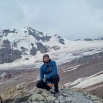 Corentin près d'un glacier en Géorgie
