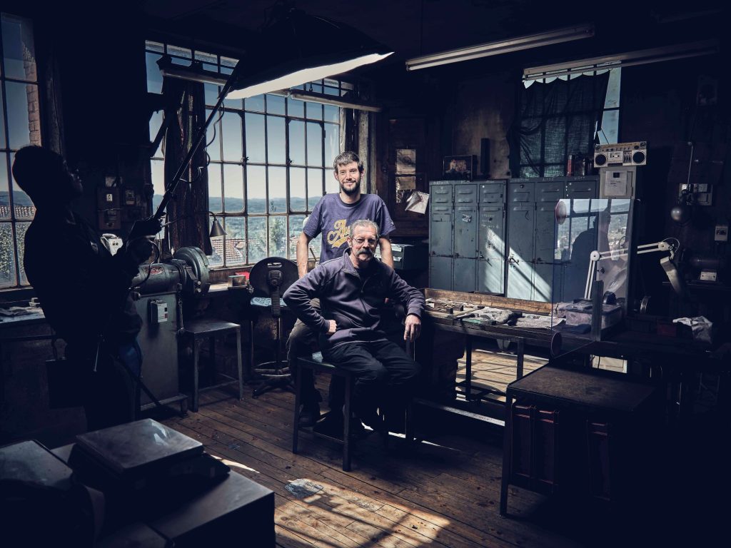 Phooto de Félix de Malleray dans un atelier de Thiers