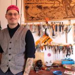 Felix de Malleray dans son atelier de réparation de vélo