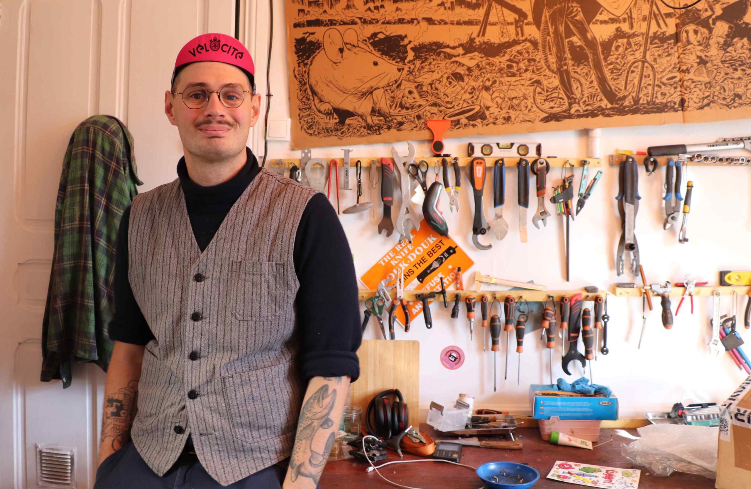 Felix de Malleray dans son atelier de réparation de vélo