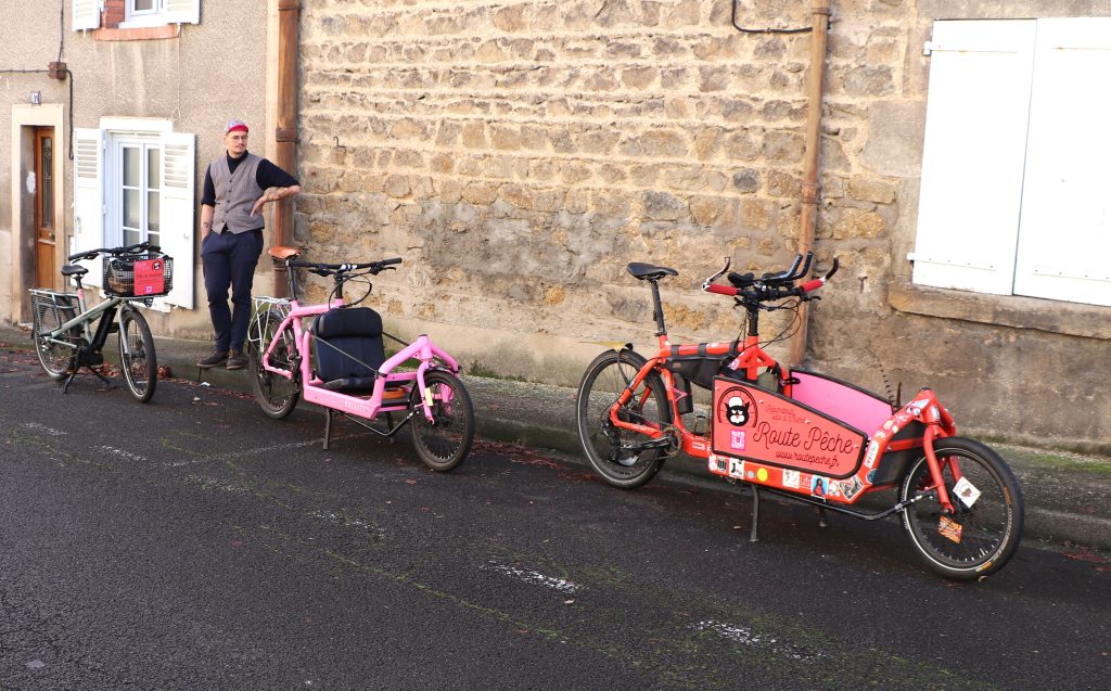 Felix avec ses vélos professionnels