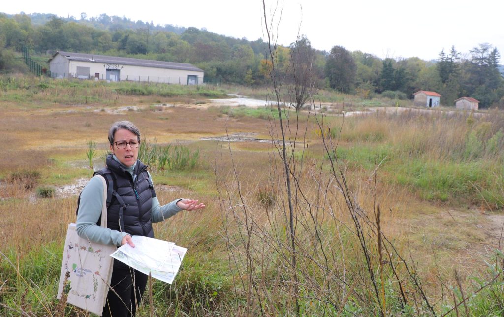 Julie Bodin devant la zone de prés salés