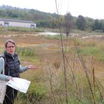 Julie Bodin devant la zone de prés salés