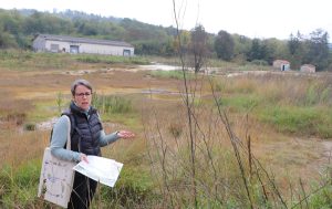 Julie Bodin devant la zone de prés salés
