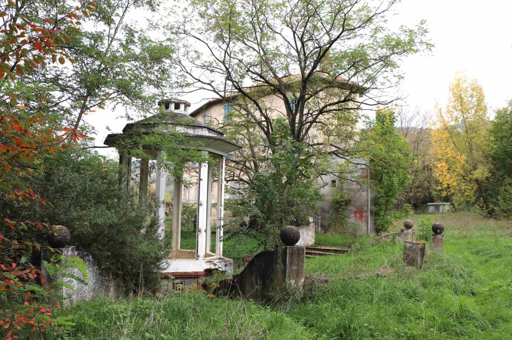L'hôtel thermal et une des anciennes sources