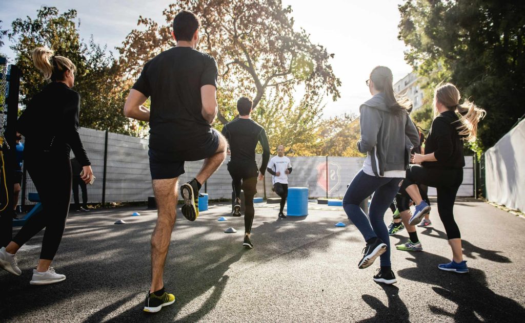 Groupe faisant de l'exercice physique