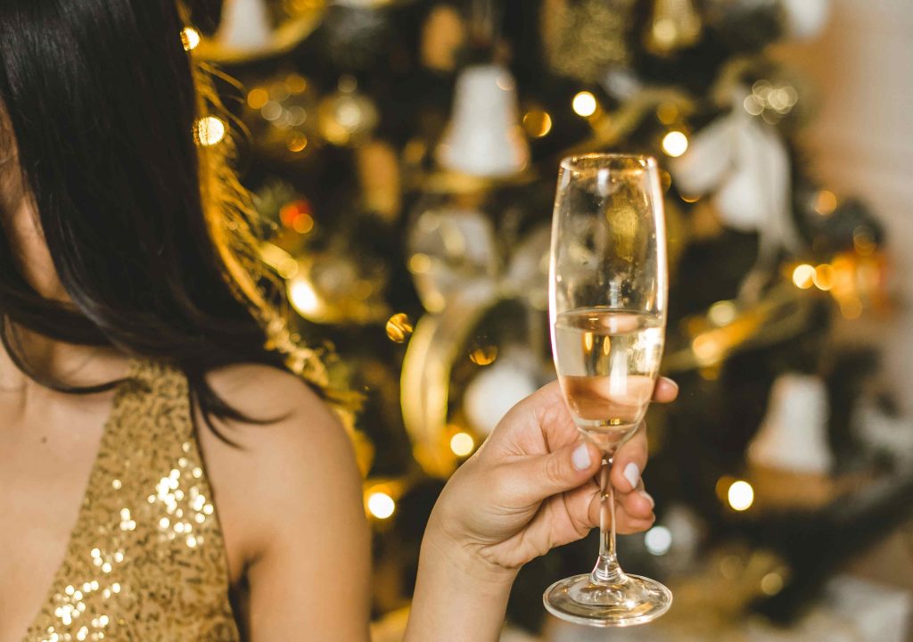 Femme tenant une flûte de champagne