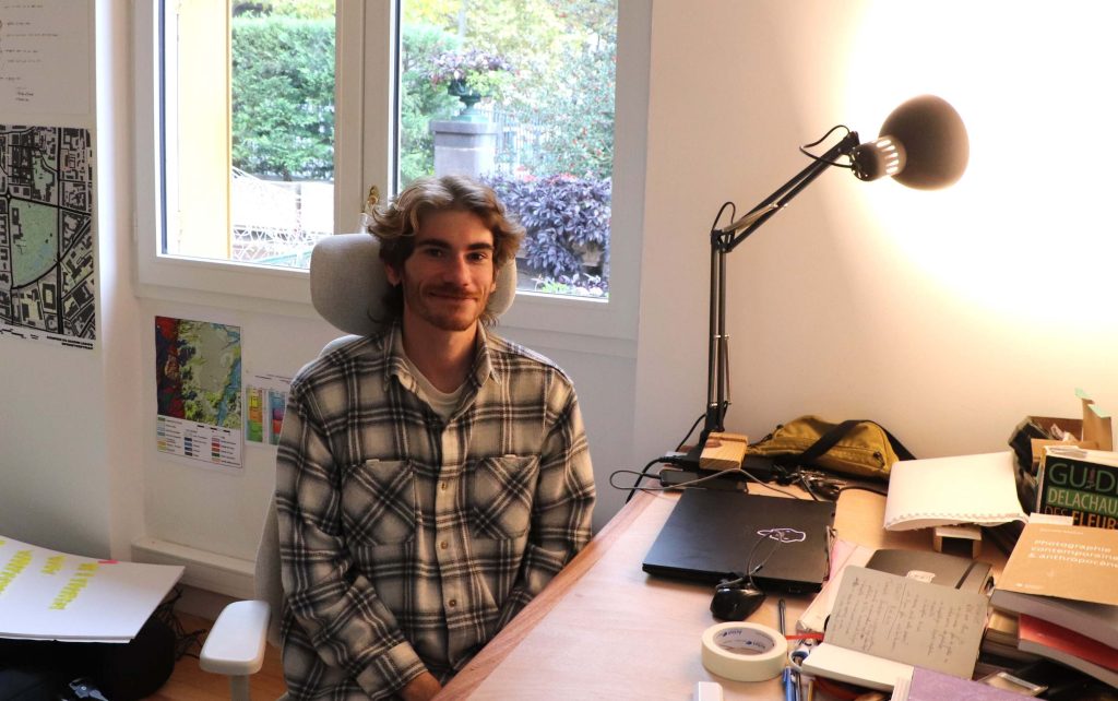 Grégoire dans le bureau du chalet