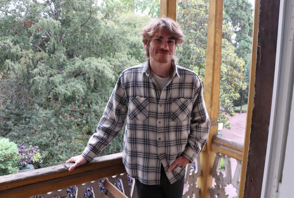 Grégoire Delanos au balcon du chalet