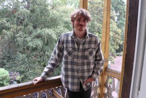 Grégoire Delanos au balcon du chalet