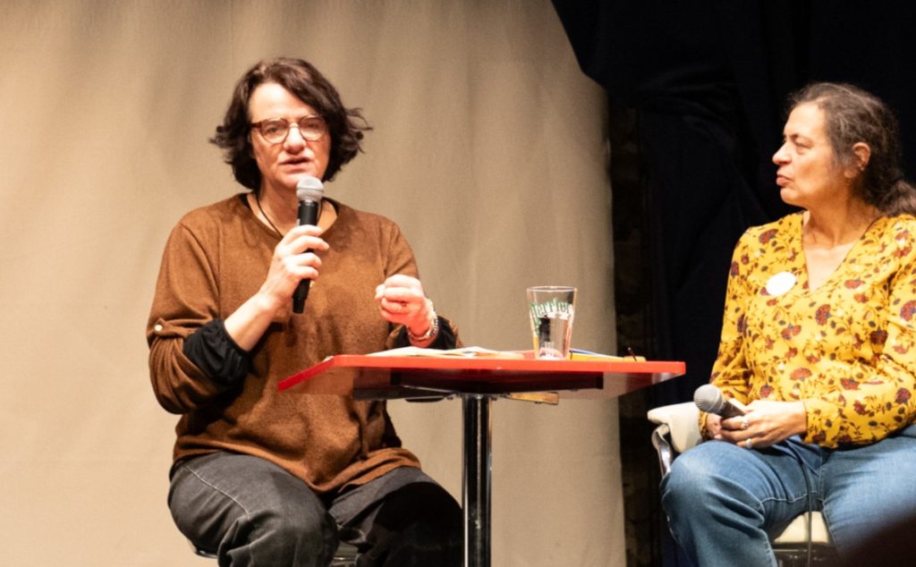 Catherine Lenne au micro pendant la soirée Tiko