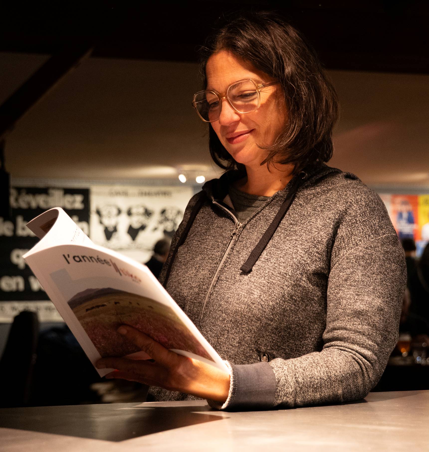Quand Céline découvre l'article qui fait son portrait...