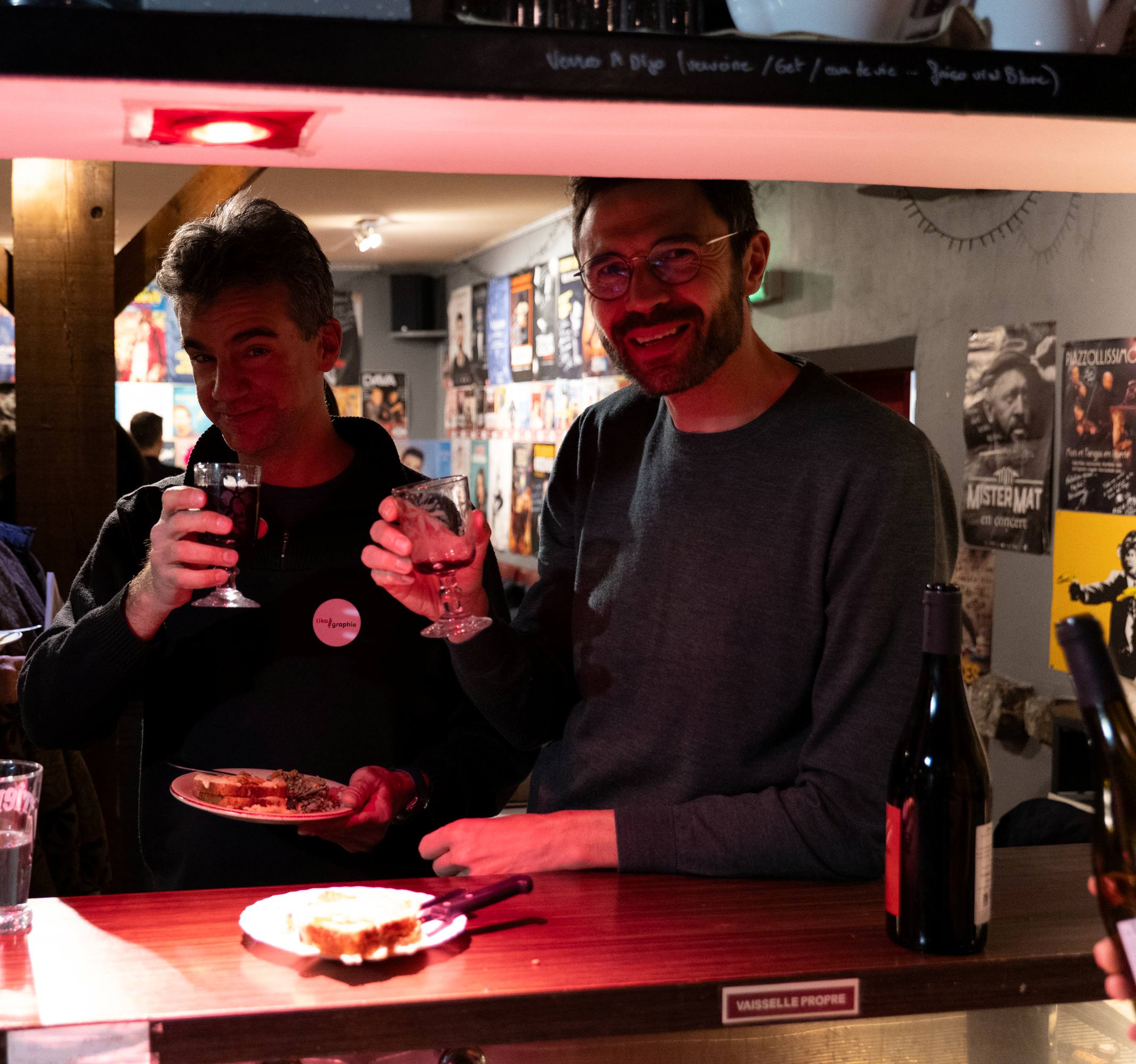 Damien (à gauche), fondateur de Tikographie, tente de se mettre dans l'ombre.