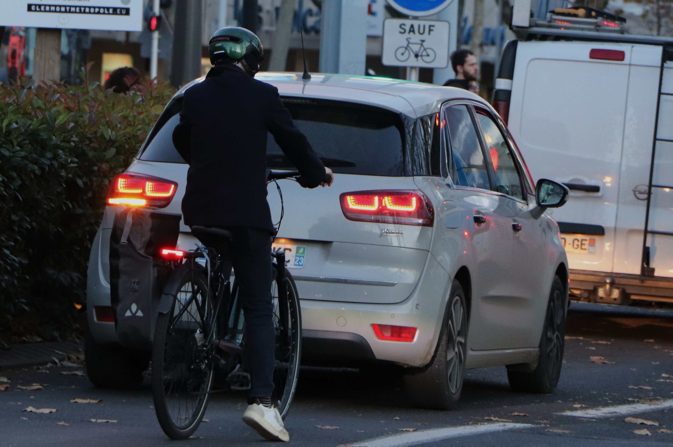 Cycliste dans la circulation