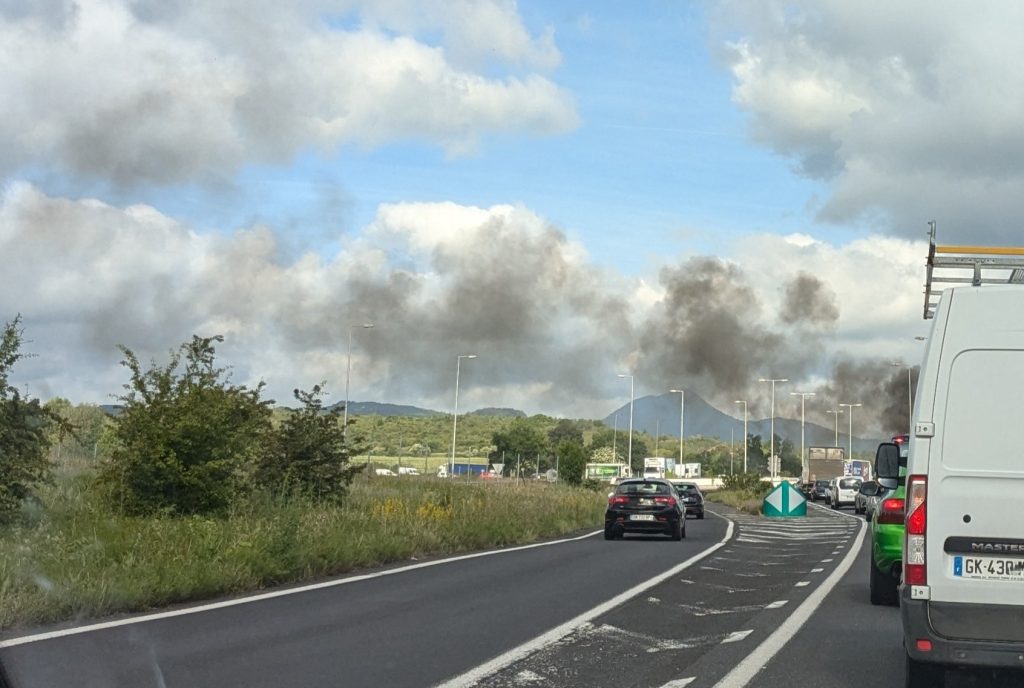 Trafic et nuage de fumée