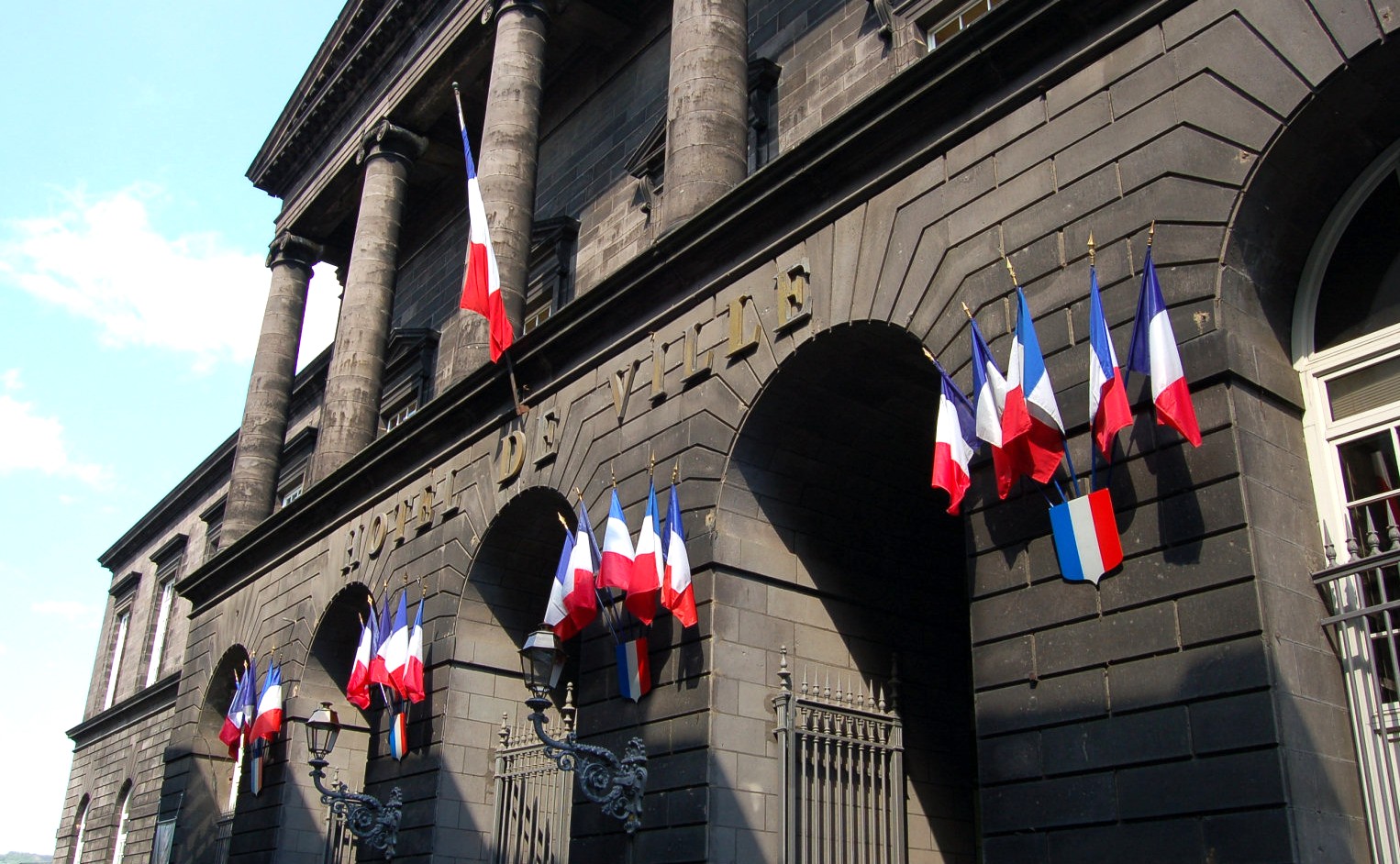 Vue de la mairie de Clermont