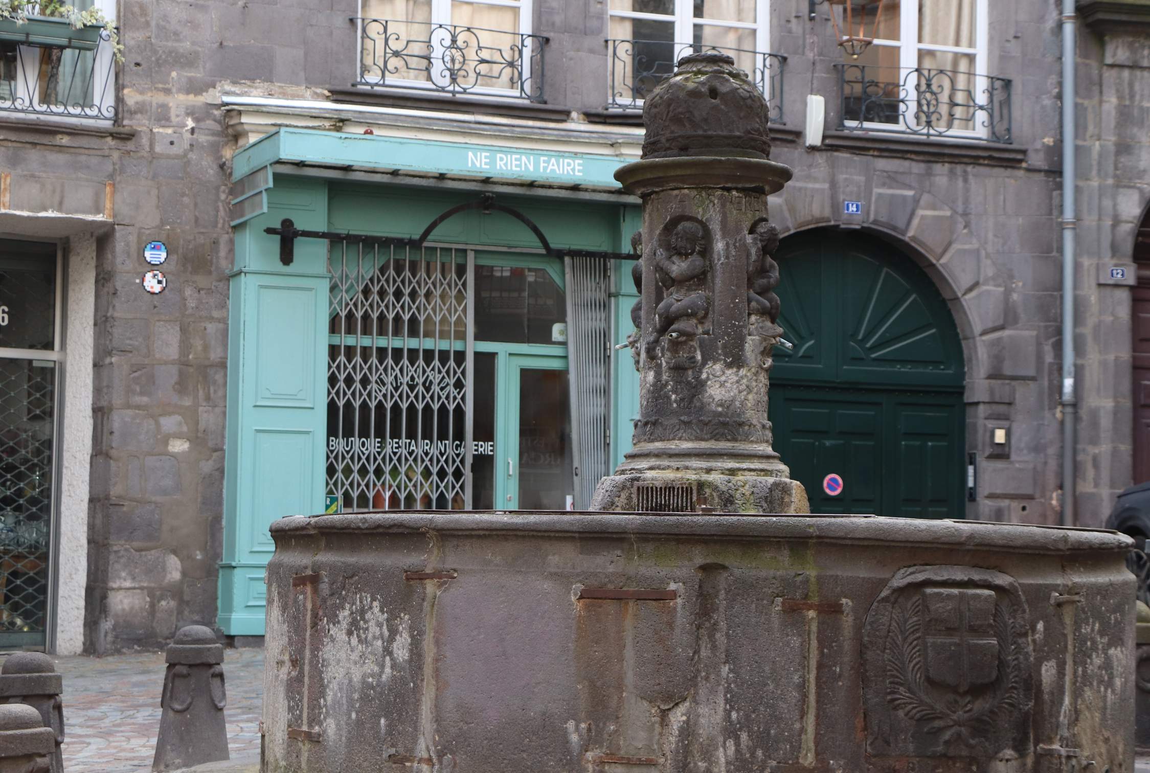 Fontaine place du Terrail